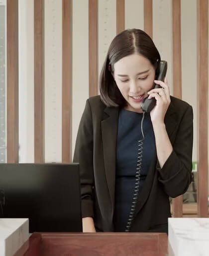 Mujer usando un teléfono